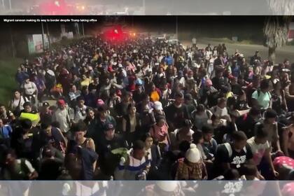 Los migrantes forman caravanas porque creen que hay seguridad en los números, ya que es difícil o imposible para los agentes de inmigración detener a grandes grupos de personas (Captura YouTube)