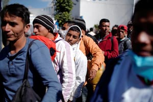 Los migrantes hacen fila para el transporte en un refugio provisional durante su viaje hacia los Estados Unidos, en Puebla, México, el 28 de enero.