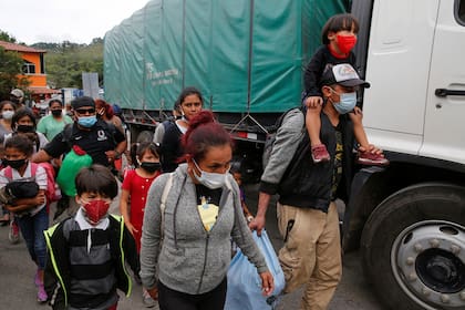 Los migrantes hondureños que intentaban llegar a Estados Unidos son enviados de regreso por las autoridades guatemaltecas en la frontera de El Florido entre Guatemala y Honduras