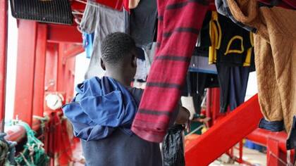 Los migrantes lavaron y tendieron la ropa que llevaban cuando fueron rescatados.