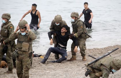 Los migrantes marroquíes llegaron al enclave nadando o caminando durante la marea baja desde las playas a pocos kilómetros al sur, algunas con anillas inflables para nadar y botes de goma.