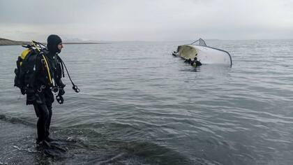 Los migrantes navegan por el lago Van para evitar los controles de carretera de la policía, pero algunos barcos no lo logran: este se hundió en diciembre de 2019.