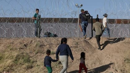 Los migrantes pagan miles de dólares por cruzar a EE.UU. por la frontera sur