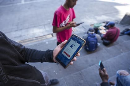 Los migrantes prefieren evitar usar CBP Home, la aplicación del gobierno federal
