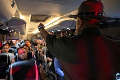 Los migrantes que ingresaron tanto de manera legal como ilegal al país norteamericano pueden recibir el NTA