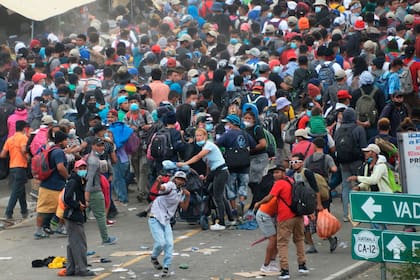 Los migrantes que llegaron en caravana desde Honduras en su camino a Estados Unidos son dispersados por fuerzas de seguridad en Vado Hondo, Guatemala