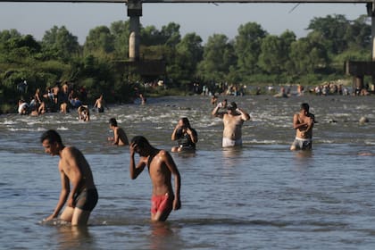 Los migrantes se toman un descanso en Huixtla, México