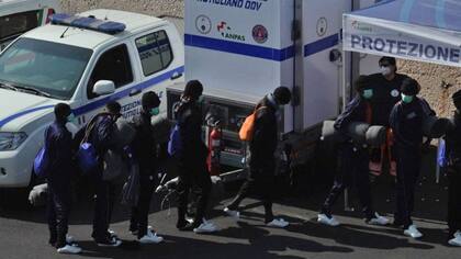 Los migrantes son recibidos en Bari por sanitarios y funcionarios de aduana, además de por trabajadores de la Cruz Roja y de la ONU.