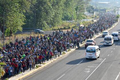Los migrantes suelen agruparse en multitudinarias caravanas para evitar ataques de bandas y detenciones de funcionarios migratorios (AP Foto/Edgar H. Clemente)