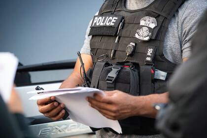 Los migrantes tienen la opción de presentar cientos documentos para frenar al ICE y evitar los arrestos