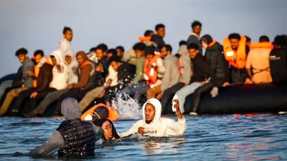 Los migrantes utilizan precarias lanchas inflables para cruzar el Canal de la Macha desde Francia a Inglaterra