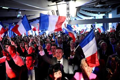 Los militantes celebran el anuncio de los resultados de la votación durante una reunión nocturna del partido de extrema derecha francés Rassemblement National (RN) el último día de las elecciones al Parlamento Europeo, en el Pavillon Chesnaie du Roy en París, el 9 de junio de 2024.
