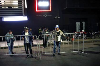 Los militantes colocan el vallado en la puerta del canal