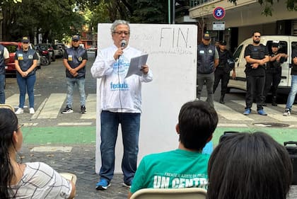 Los militantes de izquierda organizaron clases públicas a metros de la casa de Manuel Adorni