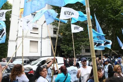 Los militantes de la agrupación "Los Pibes", que lideraba el militante asesinado Martín "Oso" Cisneros, se manifestaron en la puerta de la CGT para apoyar a la nueva conducción de la UTEP