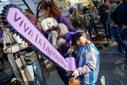 Los militantes de LLA desplegaron su creatividad en el acto de Milei con Adorni en Nuñez