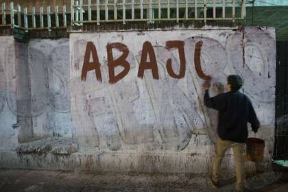 Los militantes del PO hacen ellos mismos las pintadas de la fuerza; aseguran que salen todas las noches