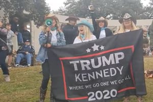 Los militantes esperan la aparición del JFK Jr., quien falleció en 1999; creen que anunciará una fórmula presidencial con Donald Trump