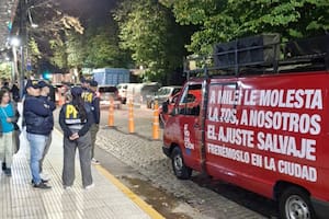 Los militantes estaban con el "camión de las toses" quejándose contra Milei