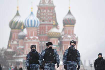 Los militares de la Guardia Nacional Rusa (Rosgvardia) patrullan en la Plaza Roja