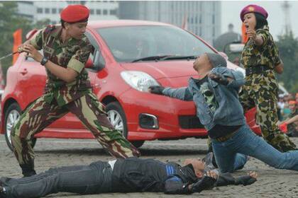 Los militares tienen que ser capaces de confiar en sus esposas, dijo una esposa del ejército al ser entrevistado por HRW