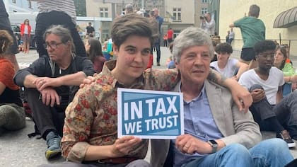 Los millonarios Marlene Engelhorn y Phil White en una protesta en Davos pidiendo impuestos más altos para los ricos el pasado mes de mayo, durante la celebración del Foro Económico Mundial