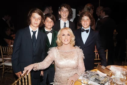 Los minicaballeros de la noche, Santino Roca, Isidro Mazza, Gianni Pisani y Rufino Mazza quisieron llevarse la foto de recuerdo con Mirtha. La diva de los almuerzos aceptó encantada