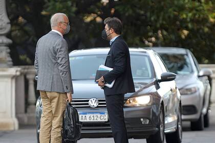 Los ministros bonaerenses Daniel Gollán y Carlos Bianco, al retirarse de la Casa Rosada