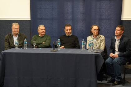 Los ministros Busso y Giordano, en el centro, hicieron el anuncio en Oncativo