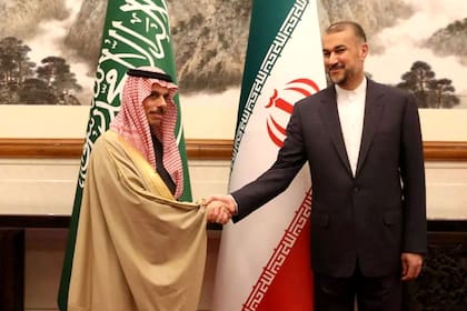 Los ministros de Asuntos Exteriores de Irán y Arabia Saudí, dos países rivales en Oriente Próximo, se reunieron en Pekín, allanando el camino para la normalización de sus relaciones en virtud de un sorprendente acuerdo auspiciado por China.