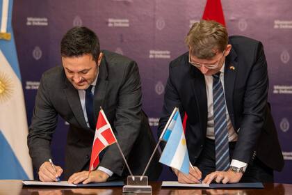 Los ministros de Defensa Luis Petri (Argentina) y Troels Lund Poulsen (Dinamarca) firman la carta de intención por la compra de 24 aviones F-16, con equipamiento militar de Estados Unidos