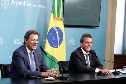 Los ministros de economia de Brasil Fernando Haddad y de Argentina Sergio Massa, ofrecen una conferencia de prensa enle marco de la visita de Lula como presidente en ejercicio.

