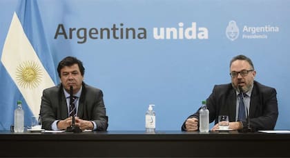 Los ministros de Trabajo, Claudio Moroni, y de Desarrollo Productivo, Matías Kulfas, ayer, en conferencia de prensa ,276x151mm