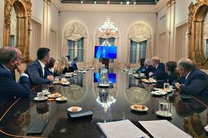 Los ministros del gabinete escuchan el anuncio de Luis Caputo