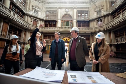 Los ministros Gabriel Katopodis y Tristán Baue, atentos a las obras que se realizan en la antigua sede de la Biblioteca Nacional