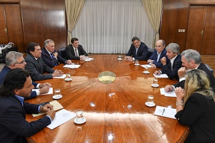 Los ministros Guillermo Francos y Luis Caputo, reunidos con gobernadores.