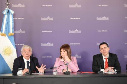 Los ministros Mariano Cúneo Libarona y Patricia Bullrich, junto al secretario de Justicia, Sebastián Amerio