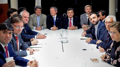 Los ministros Prat-Gay y Frigerio, ayer con Bossio, Monzó, Negri, Grosso, Recalde y Camaño, entre otros