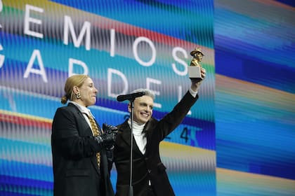 Los Miranda!, felices con el premio mayor de la noche: el Gardel de Oro