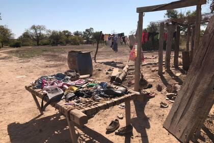 Los Miranda viven en El Hoyo en un estado de completo abandono por parte del Estado y aislados por caminos intransitables. Usan una cama vieja para secar la ropa al sol, que muchas veces se vuelve a llenar de polvo y hay que volver a lavar.
