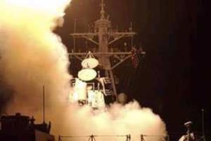 Los misiles Tomahawks son enviados desde un portavión en el Mar Rojo con destino Bagdad