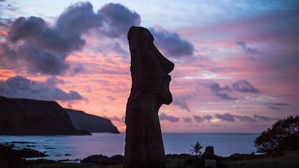 Los moáis de piedra son la atracción principal en la isla. Se estima que fueron realizados entre los siglos XIII y XVI