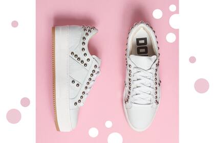 Las zapas blancas siguen reinando por algunas temporadas. Las tachas se suman