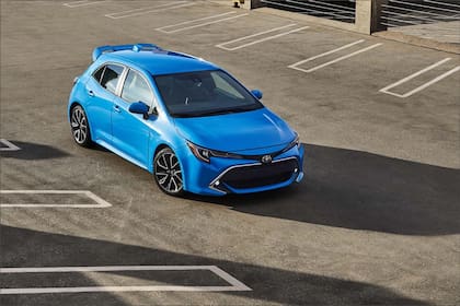 Los modelos de Toyota Corolla que utilizan gasolina tienen una capacidad estimada de 50 litros, mientras que los híbridos pueden cargar hasta 43 litros