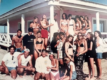 Los modelos frente a la casa donde Pancho instaló la agencia, en Dotto Beach