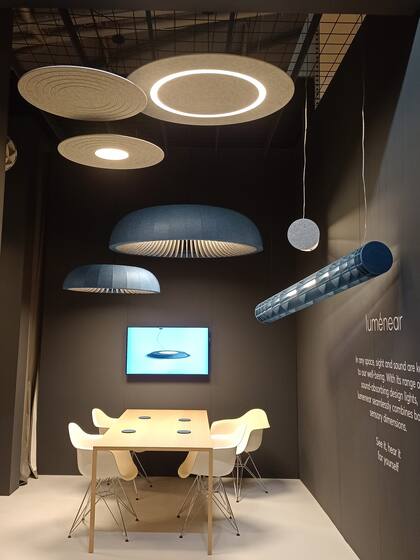 Los modelos son variados, los colores se encargan a pedido y las lámparas potencian su efecto acústico en compañía de piezas de fieltro sin luz.