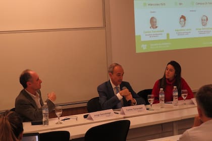 Los moderadores fueron Agustina Lenzi.
Jorge Gorostiaga, profesores de la universidad