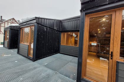 Los módulos salieron de planta ya revestidos con sus cocinas, baños completos, aires acondicionados y placares ya instalados y listos para ser conectados.