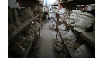 Los moldes de Hillary Clinton y Donald Trump, esperan para ser usados con el latex y realizar la máscara