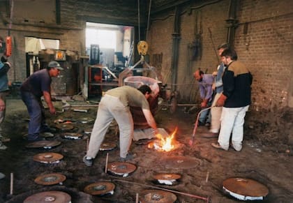 Los moldes de las campanas son frágiles, y se entierran de manera que el metal fundido, al colarlo, no los rompa.